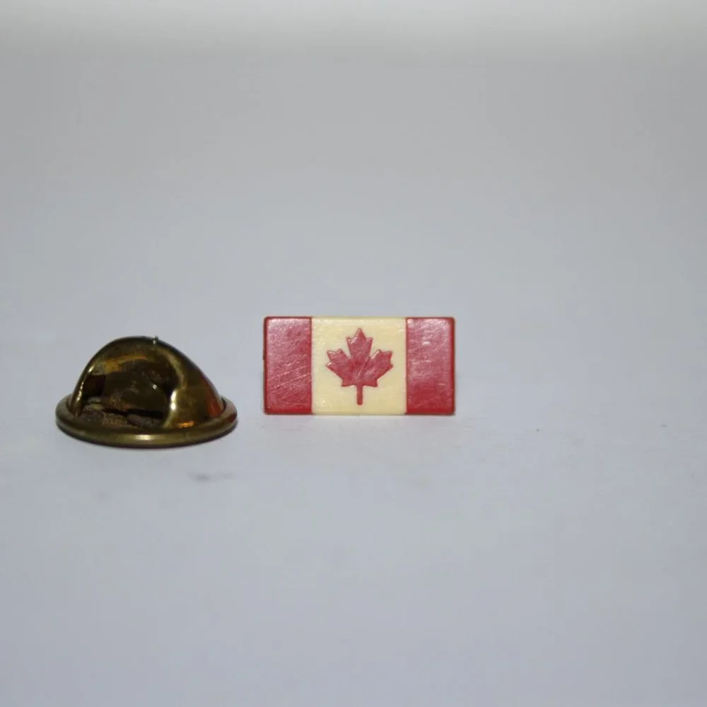 🍁 Vintage Canadian Flag Lapel Pin · 0.5